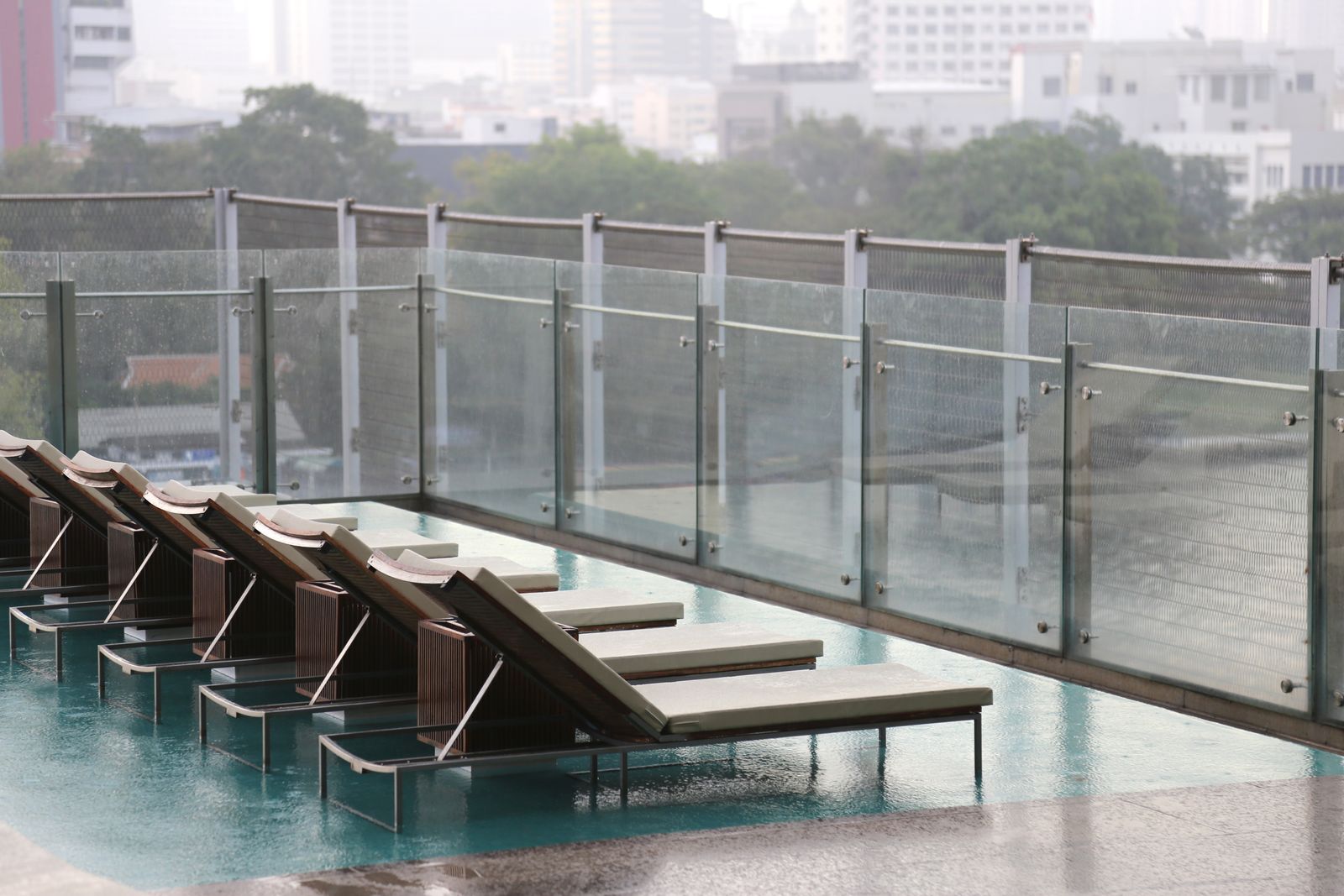 Terrasse de piscine avec rampe de verre