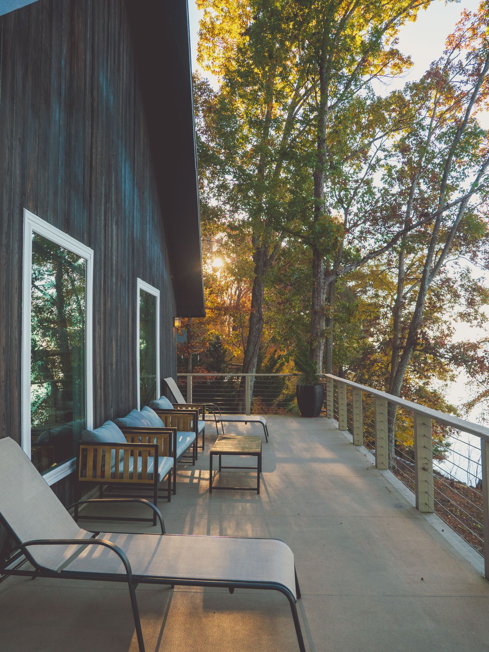 Terrasse en forêt avec barrotins