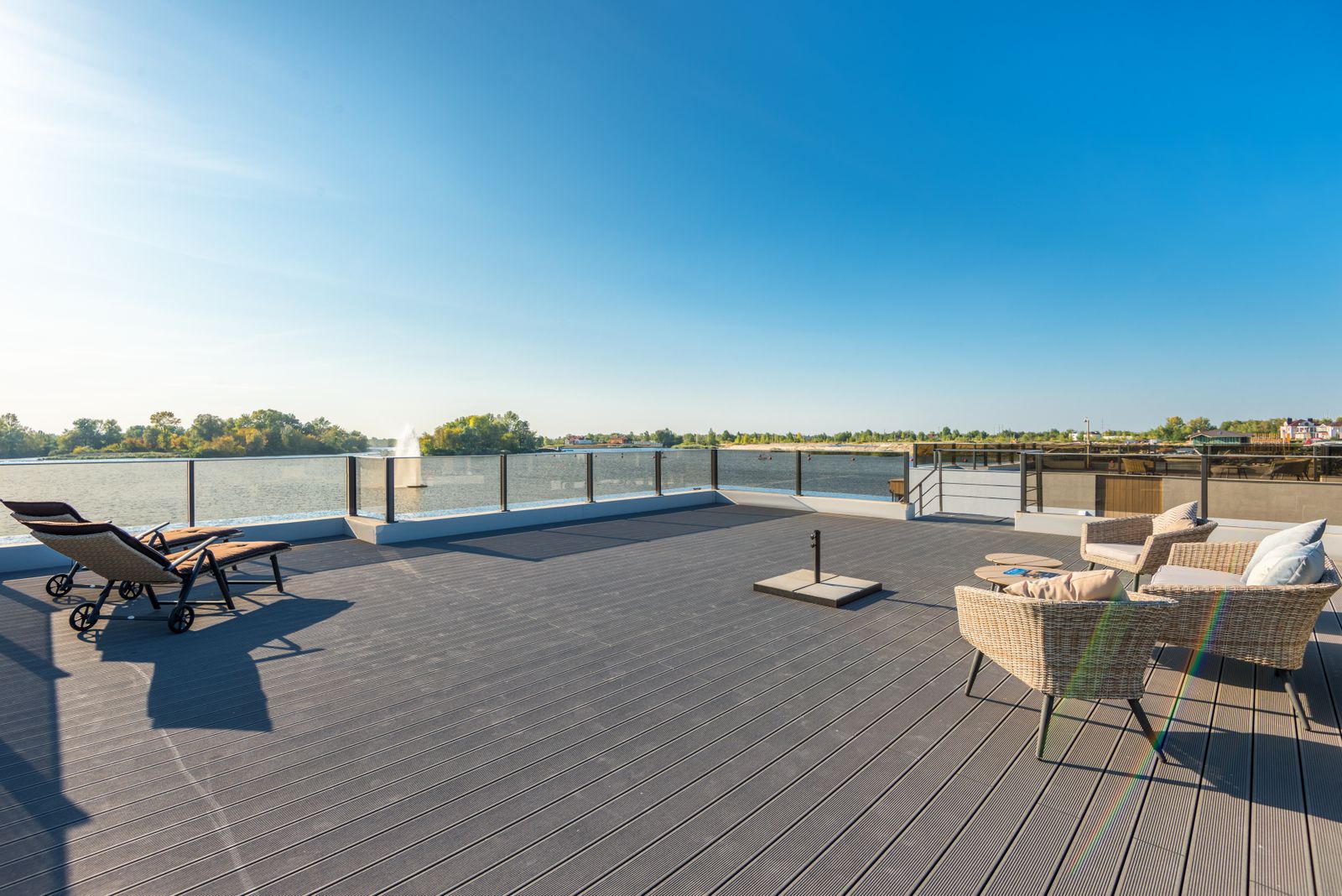 Terrasse au bord du lac avec rampe de verre