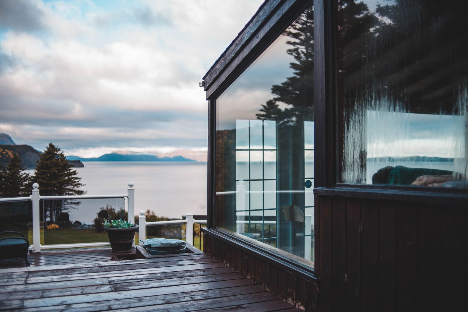 Terrasse vitrée sur le lac
